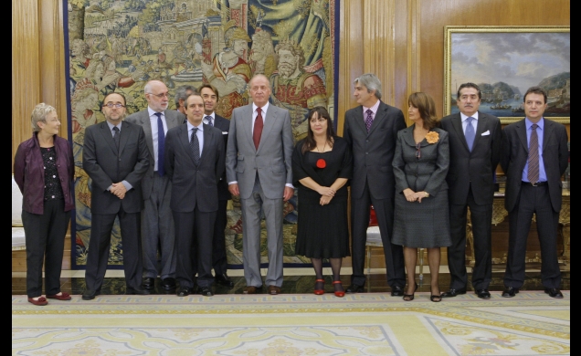 Su Majestad el Rey con los miembros del consejo de administración de RTVE