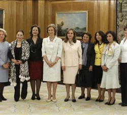 Su Majestad la Reina junto a una representación de Damas Diplomáticas
