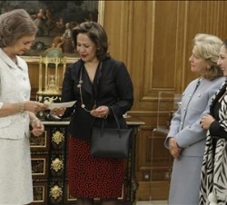 Doña Sofía recibe la recaudación de la Kermés destinada a fines benéficos