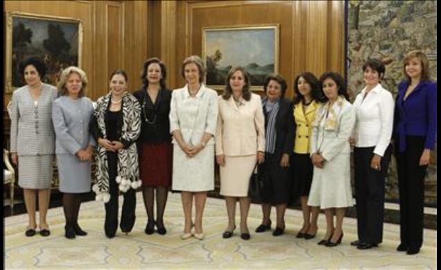 Su Majestad la Reina junto a una representación de Damas Diplomáticas