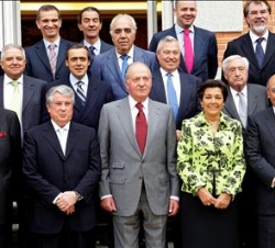 Don Juan Carlos con los componentes de la junta directiva de la Confederación Empresarial de Madrid