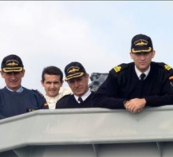 Don Felipe durante la visita que ha Fragata "Álvaro de Bazán"