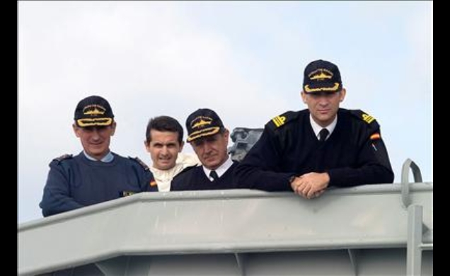 Don Felipe durante la visita que ha Fragata "Álvaro de Bazán"