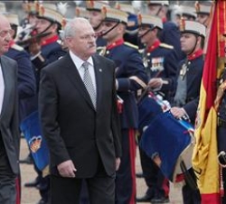 Su Majestad el Rey junto al Presidente de la República Eslovaca pasan revista a las tropas