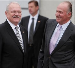 Don Juan Carlos y el Presidente de la República Eslovaca durante la despedida oficial