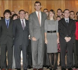 Don Felipe y Doña Letizia con los ganadores del Premio Fin de Carrera 2006 de la Universidad de Oviedo