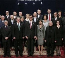 Los Príncipes de Asturias junto a los premiados de la XXVI Edición de los Premios Principe de Asturias 2007