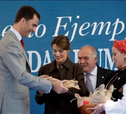 Don Felipe y Doña Letizia probando el "bollín" que se subastó