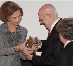 Su Majestad la Reina hace entrega del Premio a José Luis Boráu