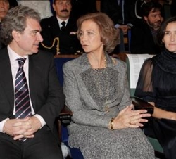 Doña Sofía junto al ministro de Cultura y la presidenta de la Academia de las Artes y las Ciencias Cinematográficas, durante el acto de entrega del Pr