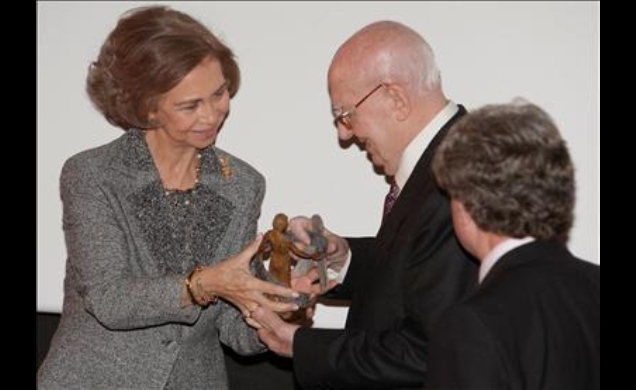 Su Majestad la Reina hace entrega del Premio a José Luis Boráu