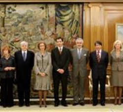 Su Majestad la Reina junto al Patronato de la Fundación CEAR