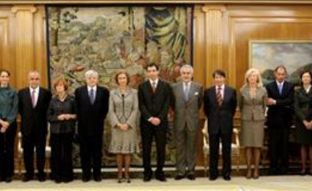 Su Majestad la Reina junto al Patronato de la Fundación CEAR