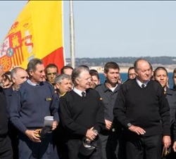 Don Juan Carlos durante la visita que ha realizado al Buque de Asalto Anfibio "Galicia"