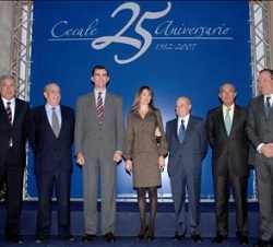 Los Príncipes de Asturias junto al presidente de CECALE, Jesús María Terciado, y los galardonados en el acto, los presidentes de honor de esta institu