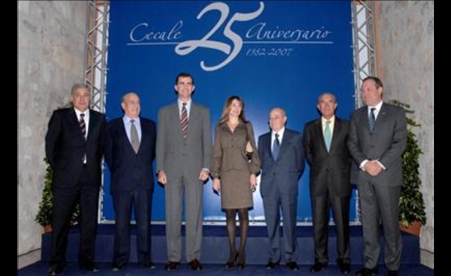 Los Príncipes de Asturias junto al presidente de CECALE, Jesús María Terciado, y los galardonados en el acto, los presidentes de honor de esta institu