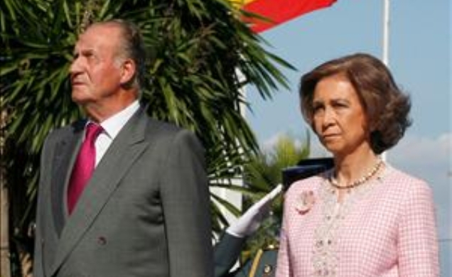 Sus Majestades los Reyes escuchan el Himno Nacional en la Plaza de África de Ceuta