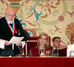 Su Alteza Real, junto a la presidenta de la Comunidad de Madrid, durante la intervención del rector de la Universidad Complutense