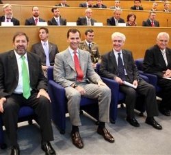 Don Felipe, en el Auditorio, acompañado por el delegado del Gobierno en el País Vasco, los presidentes del Real Instituto Elcano, Tecnalia e Iberdrola