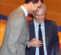 Su Alteza Real conversa con Antonio Garrigues