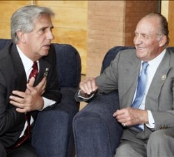 El Rey conversa con el Presidente de Uruguay, Tabaré Vázquez