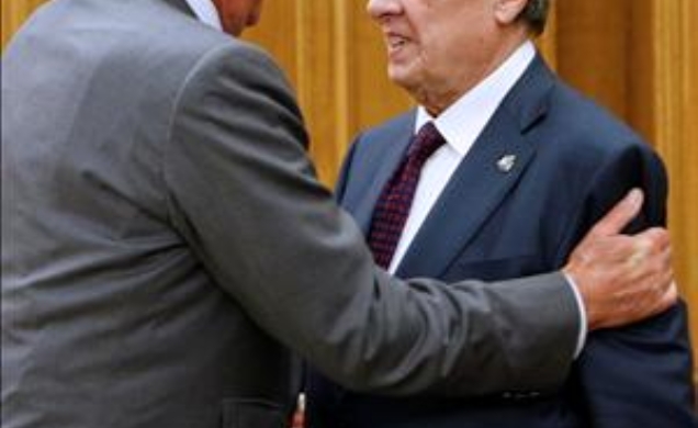 Don Juan Carlos saluda presidente de la Real Academia de Ciencias Morales y Políticas, Sabino Fernández Campo