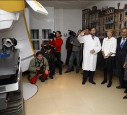 Doña Sofía conversa con personal médico, junto a la presidenta de la Comunidad de Madrid, Esperanza Aguirre, durante su visita al nuevo Hospital Madri