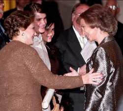 Doña Sofía conversa con los familiares de Blanca Varela