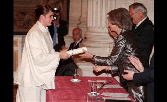 Su Majestad la Reina entrega el premio a Camila de Szyszlo, que recogió el galardón en nombre de Blanca Varela