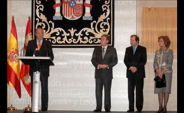 Su Majestad el Rey, durante sus palabras, en presencia de Doña Sofía, del presidente de la Junta de Castilla y León y del presidente de las Cortes de 