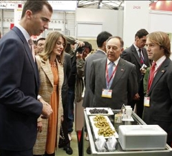 Don Felipe y Doña Letizia, durante su visita al pabellón español de la Feria