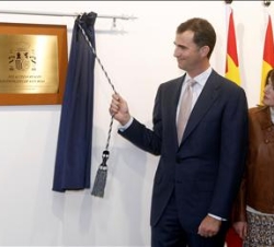 Sus Altezas Reales descubren una placa conmemorativa de la inauguración de la Biblioteca Miguel de Cervantes