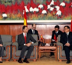 Don Felipe y Doña Letizia conversan con el vicepresidente de la Escuela Central de Cuadros del Comité Central del Pertido Comunista de China, Wang Wei