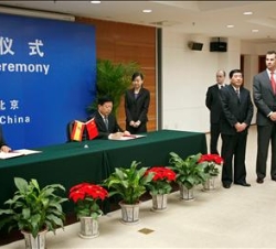 Los Príncipes, durante la firma del protocolo que permitirá la exportación a China de carne de cerdo y productos curados