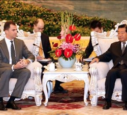 Don Felipe junto al Presidente de la Conferencia Política Consultiva del Pueblo Chino