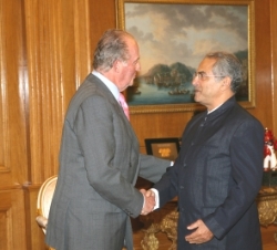 Don Juan Carlos saluda al Presidente de Timor Oriental, José Ramos Horta