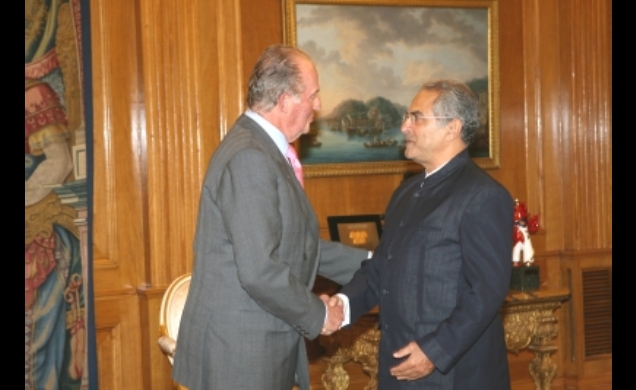 Don Juan Carlos saluda al Presidente de Timor Oriental, José Ramos Horta