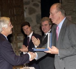 Don Juan Carlos entrega la Medalla de Oro de la Real Fundación al presidente de la Junta de Comunidades de Castilla-La Mancha, José María Barreda