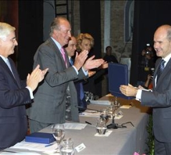 El presidente de la Junta de Andalucía, Manuel Chaves, recibe el premio de manos de Su Majestad el Rey