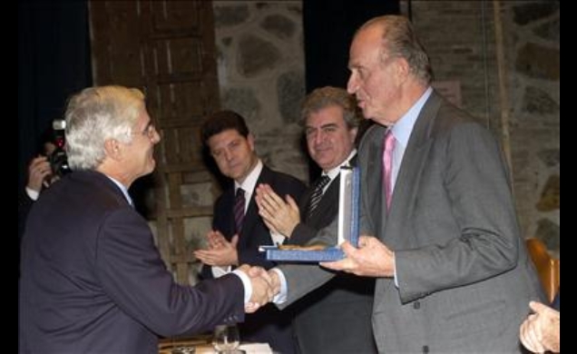Don Juan Carlos entrega la Medalla de Oro de la Real Fundación al presidente de la Junta de Comunidades de Castilla-La Mancha, José María Barreda