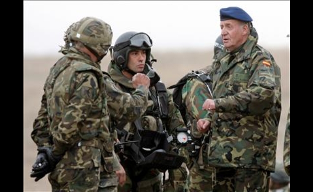 Su Majestad el Rey habla con varios militares durante el ejercicio de evacuación de personal civil realizado en el Centro Nacional de Adiestramiento d