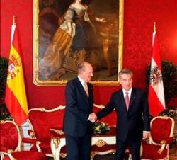 Saludo de Don Juan Carlos y el Presidente de Austria, Heinz Fischer