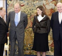 Don Juan Carlos conversa con el presidente ejecutivo de la Corporación Andina de Fomento, la directora general de Financiación Internacional del Minis