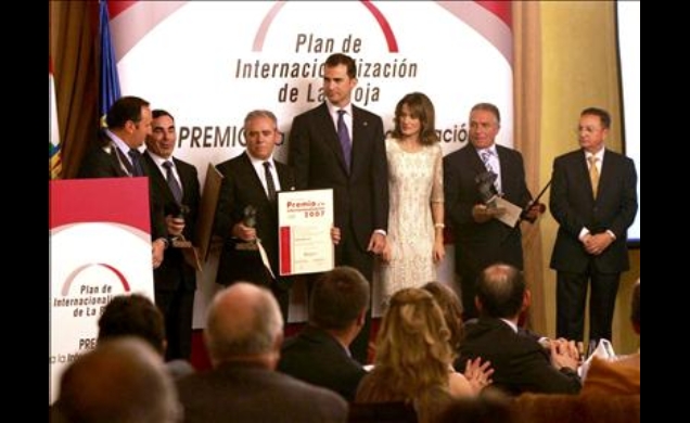 Los Príncipes de Asturias, con los representantes de las empresas galardonadas, el presidente de La Rioja y el presidente de la Cámara de Comercio e I
