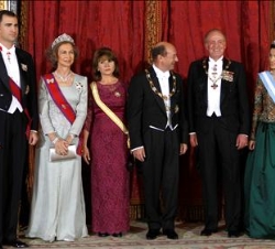Sus Majestades los Reyes junto a Sus Altezas Reales los Príncipes de Asturias y Sus Excelencias el Presidente de Rumanía y la señora Basescu