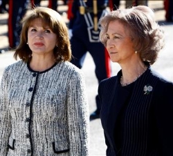 Doña Sofía y la esposa del Presidente de Rumanía, María Basescu, durante el acto oficial de recibimiento