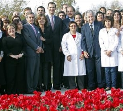 Don Felipe, con los trabajadores de Palau Pharma