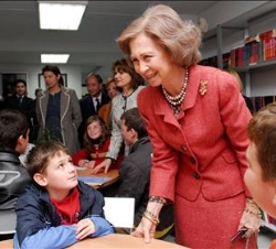 Doña Sofía y María Basescu, durante su visita al Centro Hispano-Rumano de Alcalá de Henares