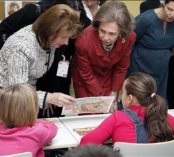 La Reina y la Primera Dama de Rumanía conversan con unas alumnas del Colegio Juan de Austria