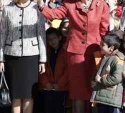 Doña Sofía con la esposa del Presidente de Rumanía, acompañadas de unos niños
